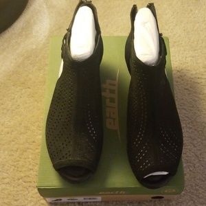 Never worn Earth brand booties